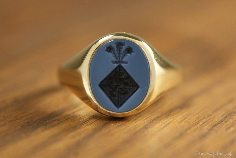 Familiewapen gouden ring blauwlagensteen gegraveerd