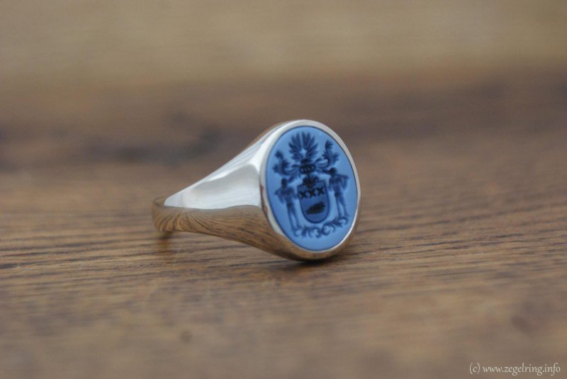 Vervaardigen zegelringen witgoud witgouden ring blauwlagensteen wapendragers